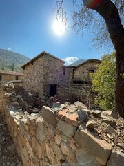 blask słońca na stare kamienne miasto w ruinie  © Piotr