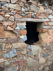 dziura w kamiennym murze, stare okno  © Piotr