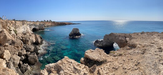 panoramiczne zdjęcie pięknej zatoki skalnej  © Piotr