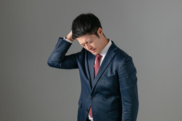 落ち込む男性