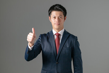 グッドサインをするビジネスマン