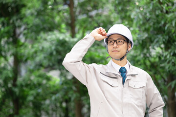 ヘルメットを被った作業員