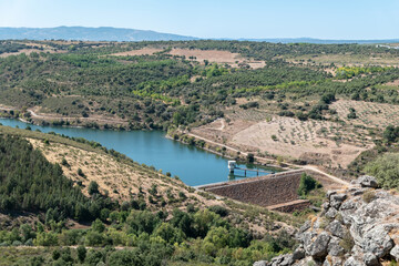 Vista panorâmica sobre a barragem de Penas Róias em Trás os Montes, rodeada por campos agrícolas e paisagem natural em Portugal