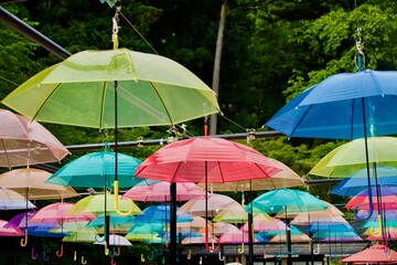 カラフルな吊るし傘