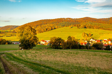 Fototapeta premium Kleiner Herbst Spaziergang vor der Haustür in Schmalkalden bei einem herrlichen Sonnenuntergang - Thüringen - Deutschland