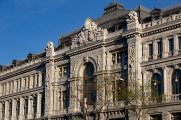 Detalle de edificios clásicos en Madrid