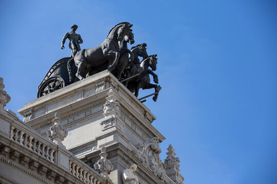 Detalle de edificios cl&aacute;sicos en Madrid