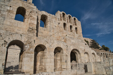 Obraz premium Ancient ruins of the Odeon of Herodes Atticus under a clear blue sky in Athens, showcasing its historic architecture and stone craftsmanship