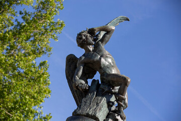 Detalle de esculturas clásicas en Madrid