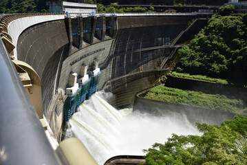 放流中の天ヶ瀬ダム(京都府宇治市)