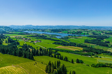 Fototapeta premium Das sommerliche Allgäu rund um den Kurort Oy-Mittelberg von oben