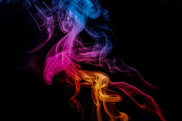 Obraz premium Bunter Rauch und schwarzer Hintergrund