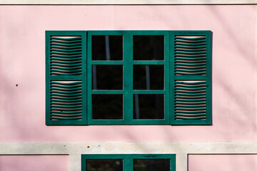 Fototapeta premium green window in the pink wall