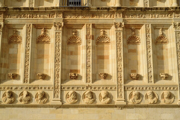 Detalle de relieve escultórico en fachada de palacio San Marcos en León
