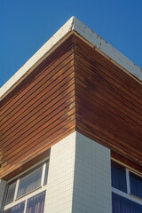 Techo de madera en esquina de edificio