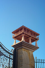 Maqueta de hórreo en una columna