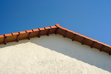 Tejado en casa rural blanca