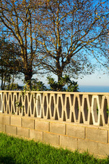 Naklejka premium Muro de bloques de hormigón con motivo gráfico en campo junto al mar