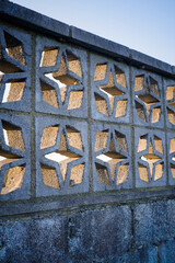 Valla de bloques de hormigón con motivos gráficos