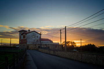 Casa rural grande en el horizonte al atardecer