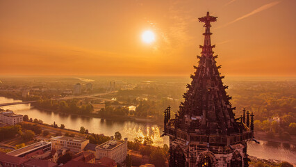 Domturm Dom Magdeburg beim Sonnenaufgang