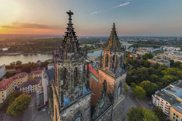 Türme Dom Magdeburg beim Sonnenaufgang von oben