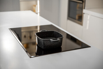 Black marble square pot on induction hob