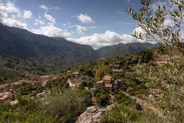 Schönes Bergdorf Fornalutx in der beeindruckenden Kulisse vom Tramuntana Gebirge, Baleareninsel...