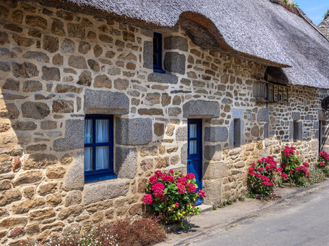 Historical stone Cottage with Thatched Roof in Kercanic, Brittany