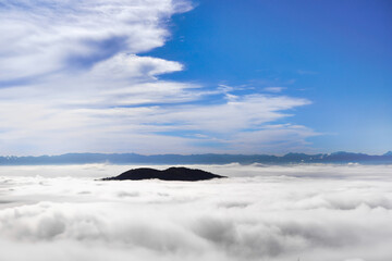 雲海に浮かぶ山々と青い空