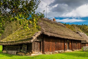 Obraz premium Historic Polish Countryside with Traditional Wooden Houses and Scenic Views