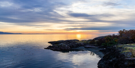 Obraz premium Scenic Sunrise Over Vancouver Island's Rocky Shoreline