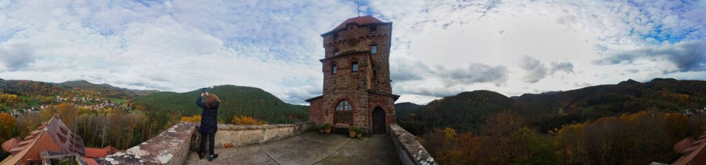 Blick von der Burg Berwartstein &uuml;ber Erlenbach in den s&uuml;dlichen Pf&auml;lzerwald, Rheinland-Pfalz, Deutschland