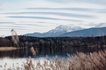 Blick auf Berglandschaft und See in Bayern