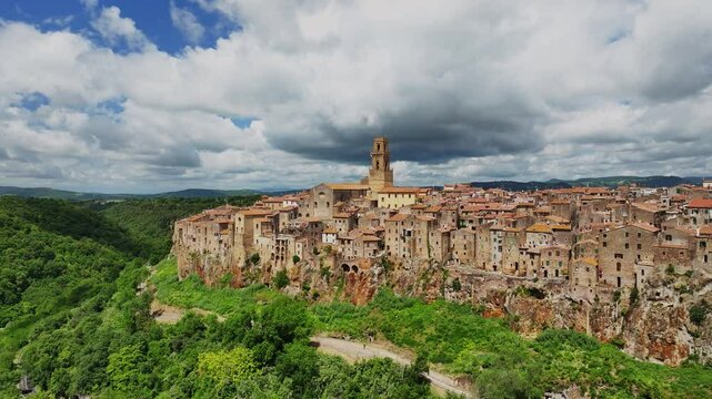 Pitigliano veduta aere del borgo su rocce di tufo, Toscana, 4k