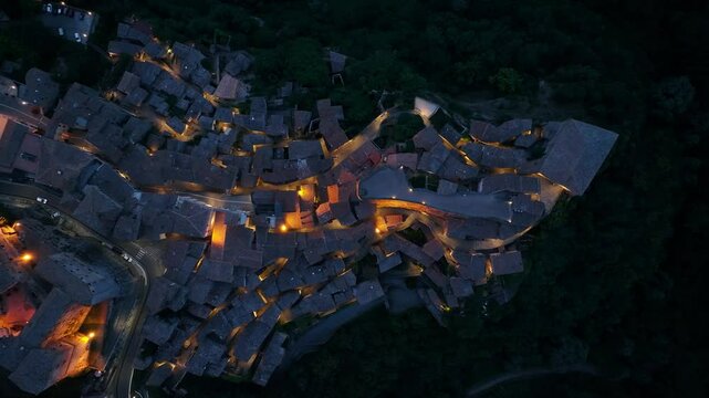 Volo dall'alto al tramonto su un paesino Toscano, Italy, drone, 4k, parte 2