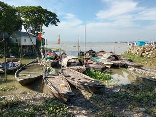 fishing boats on the river10