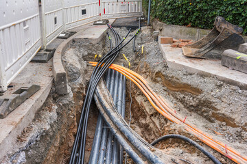 Neue Stromkabel werden als Erdkabel in den Gehweg einer Stadt verlegt