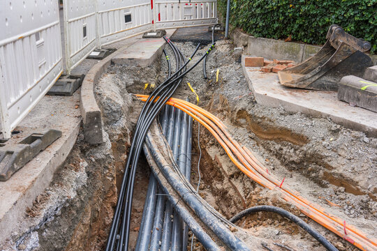 Neue Stromkabel werden als Erdkabel in den Gehweg einer Stadt verlegt