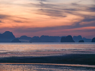 Coucher de soleil sur l'ïle de Koh Yao Noi dans la mer d'Andaman en Thaïlande