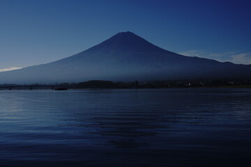 It is so quiet during the morning sunrise,
the colors are beautiful.

