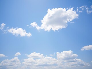 Fototapeta premium Scenic view of clear blue sky with fluffy white clouds on sunny day, fluffy, atmosphere