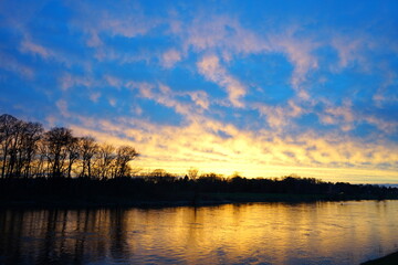 Obraz premium Abendstimmung an der Elbe in Dresden