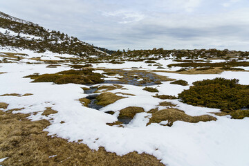 Camino a seguir hacia la Laguna Grande de Peñalara y la Laguna de los Pájaros, encontraremos varios arroyos que nos llevaran a la difurcación.