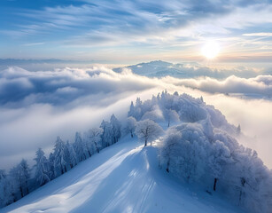 zimowy krajobraz przedstawiający górski szczyt pokryty śniegiem i szronem, wystający ponad warstwę chmur. 