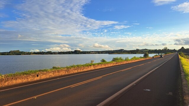 Uma linda paisagem em uma estrada ao lado da represa de Jurumirim, em Avar&eacute;, Brasil.