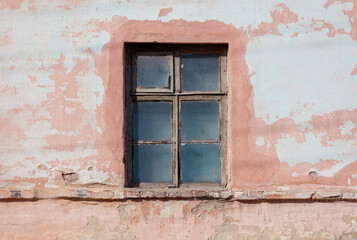 Obraz premium A window with a wooden frame and a blue glass pane