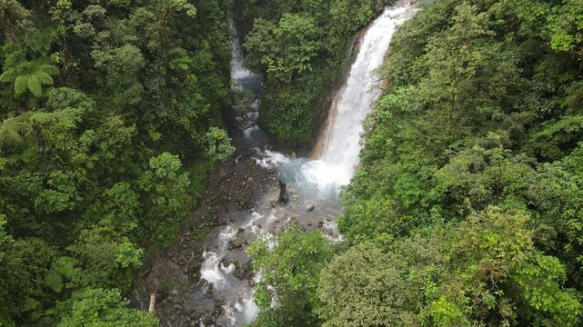 Cataratas gemelas Costa Rica, toma a&eacute;rea 