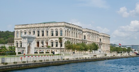 Obraz premium Beautiful palace along Bosporus Strait in Istanbul, Turkey