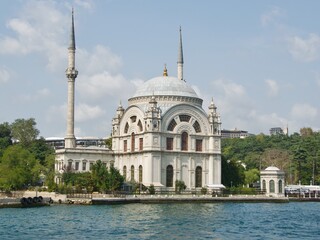 Obraz premium Beautiful Dolmabahce Mosque along Bosporus Strait in Istanbul, Turkey